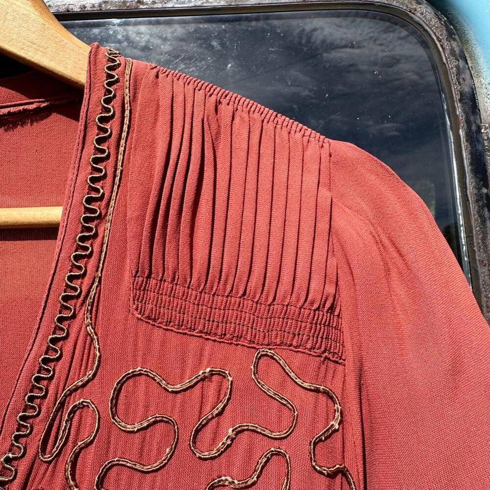 1930s terracotta red rayon crepe day dress w/ contrast squiggle soutache - Picture 5 of 8